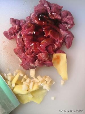 怎样做蘑菇油菜杆炒牛肉，牛肉炒香菇油菜（家常下饭菜）