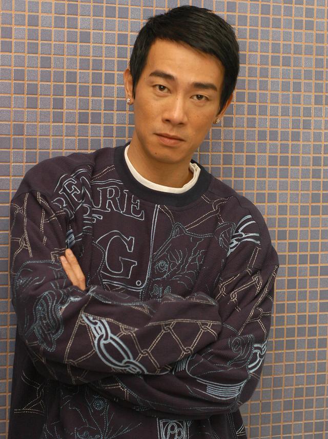 54岁的陈小春与同为艺人的应采儿(原名丁文),于2010年结婚,婚后先后生