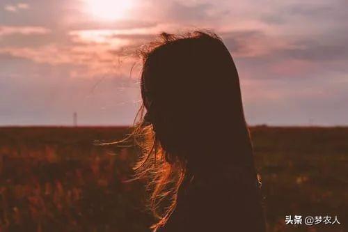 赞美女生气质和才华的句子，赞美女人有才华有气质的句子摘抄（五大才女最经典的十大名句）