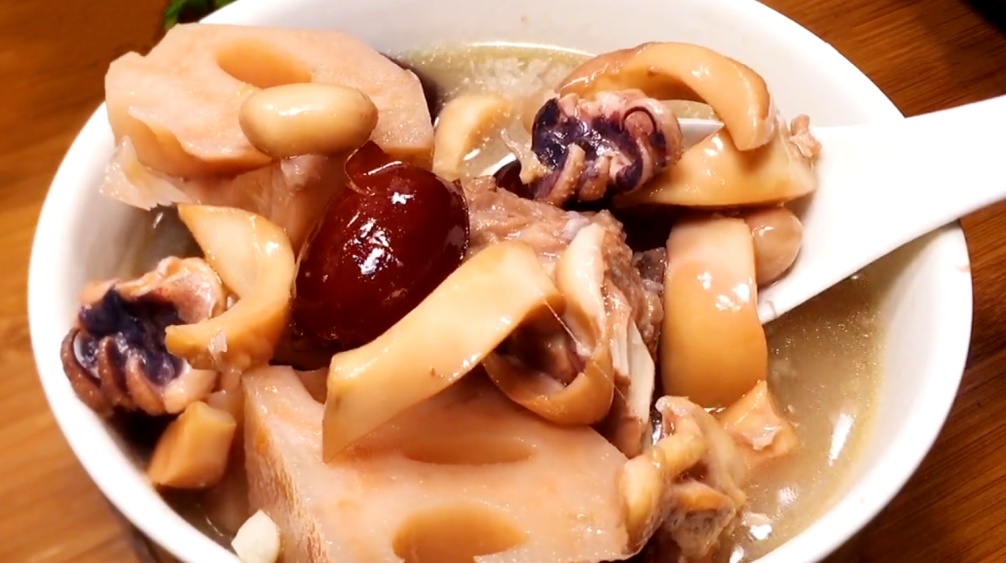 【墨魚骨蓮藕湯】做法步驟圖 清熱補氣血 一口氣連喝2碗-起舞食譜網