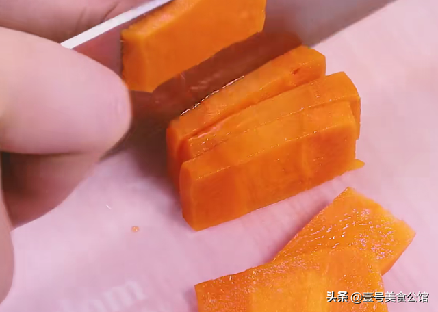 滑丸子的家常做法，如何做松滑的炸肉丸子（在家教你做虾滑丸子）