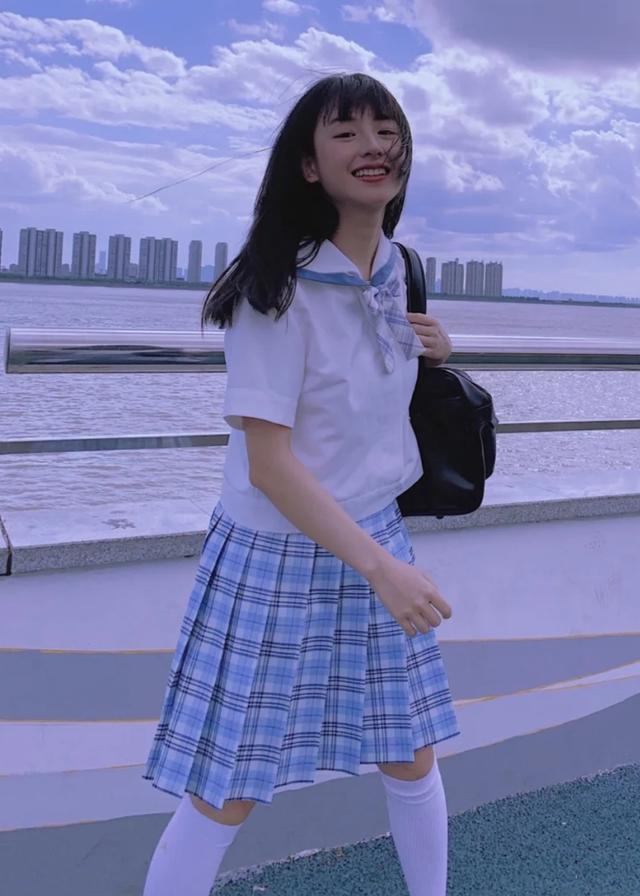 百褶裙的10种搭配方法，百褶裙子怎么搭配（怪不得女生总爱穿百褶裙）