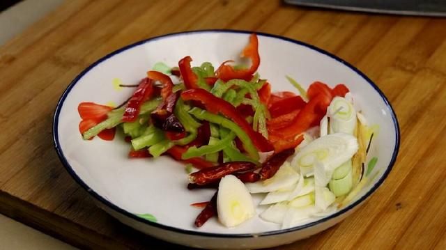 炒土豆丝怎么炒才好吃，土豆丝怎么炒才能又脆又好（大厨教你正确做法）