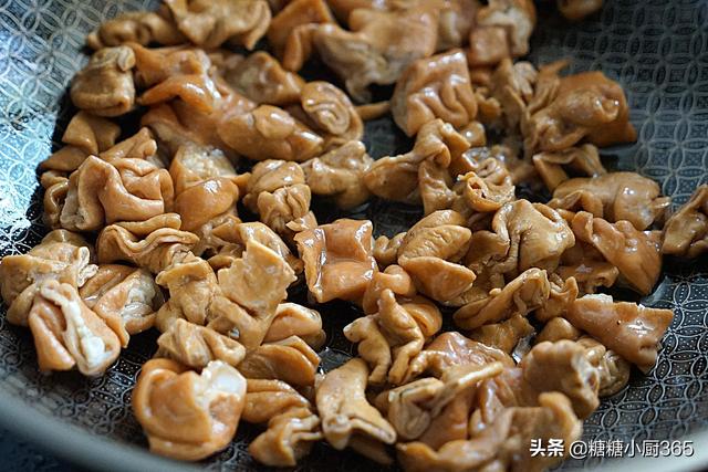 卤肥肠怎么炒好吃，卤肥肠怎么炒好吃视频（自己卤的猪大肠）