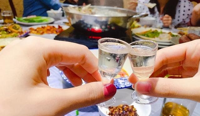 半斤白酒酒量大吗，正常人的酒量是几斤白酒（酒量多少才能算一般水平）