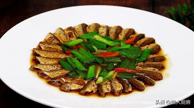 煎小鱼的做法大全视频，如何煎小鱼视频（这种小鱼不用扔）