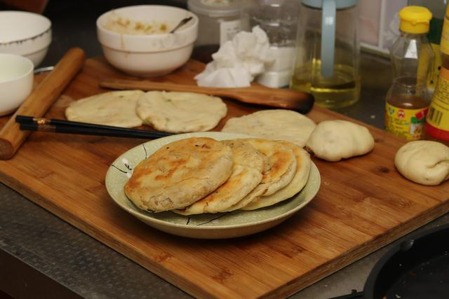怎样做美味的烫面葱油饼，开水烫面葱油饼的做法（又香又软还出层）