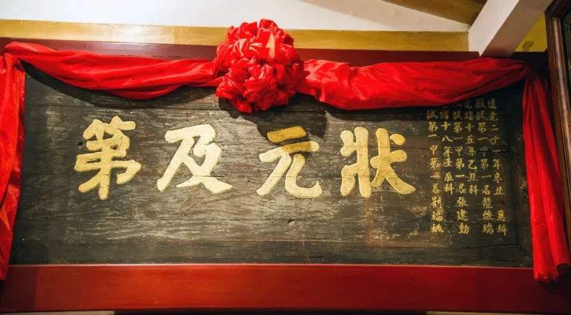 诗,所别的对象是苏轼的老朋友董传,写这首诗时,苏轼刚罢了凤翔府签判