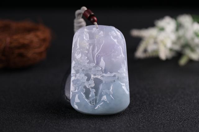 翡翠的鉴别方法水泡，翡翠的鉴别方法水泡法（翡翠泡进水里竟然出现气泡）