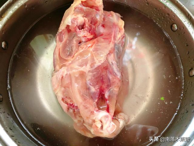 青椒炒鸡架的家常做法，青椒炒鸡架怎么做好吃（去市场两块五买了一个生鸡架）