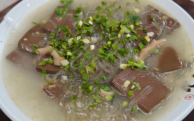 鸭血粉丝汤怎么做，鸭血粉丝汤如何做（上桌连汤汁都喝光）