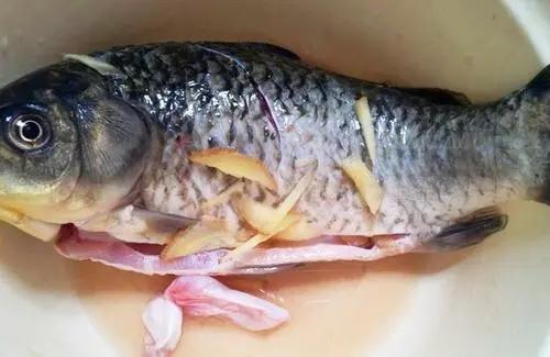 没有料酒用什么去腥，鸡胸肉没有料酒用什么去腥（炖鱼无腥味还解馋）