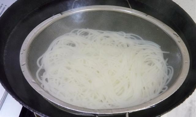 过桥米线的由来，过桥米线的由来是什么（米线口感是关键汤汁酱料更是灵魂）