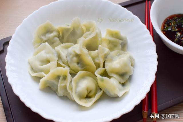 三鲜素水饺怎么做，什么叫素三鲜水饺（老妈做的素三鲜饺子）