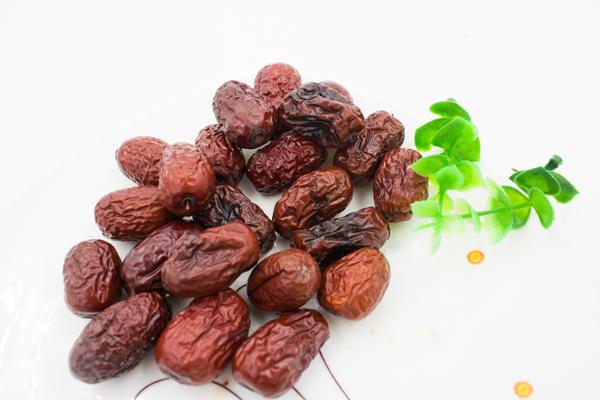 单独用红枣泡水喝有什么好处，红枣泡水喝的9大禁忌（一文告诉你如何补血）