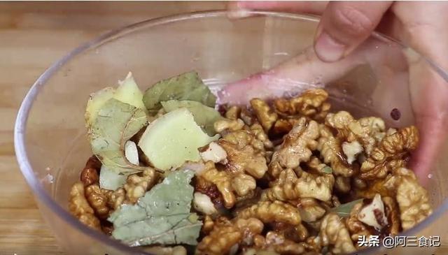 炒核桃家常制作方法，怎样做炒核桃（核桃不要直接吃了）