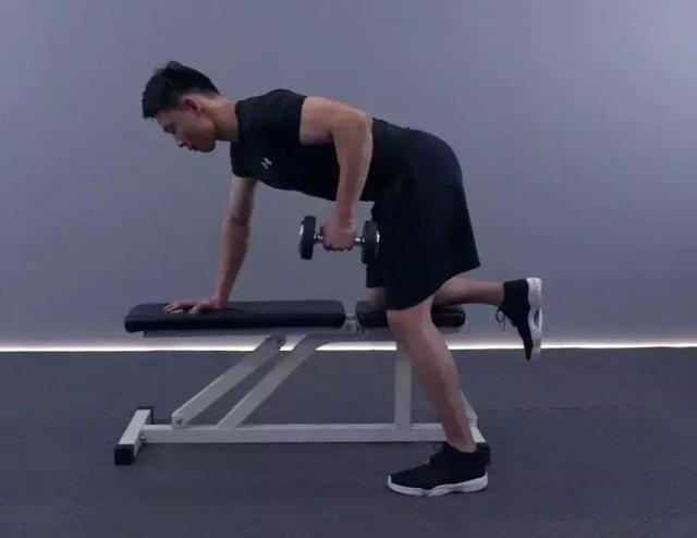 哑铃深蹲的标准动作，爆汗燃脂的哑铃训练动作