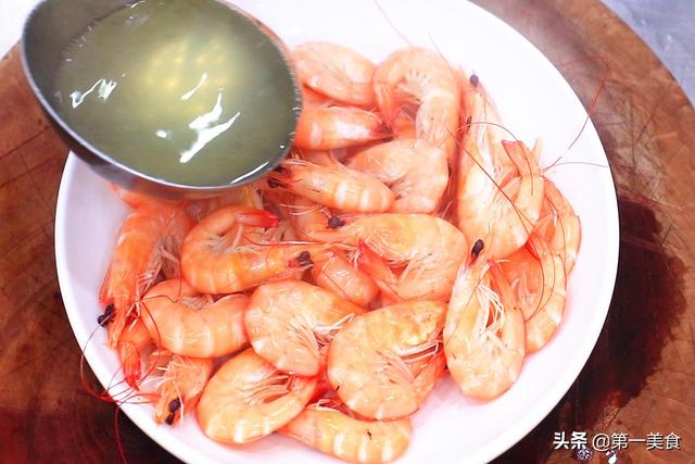 白灼虾要去虾线吗，白灼虾的正确做法怎么去除虾线（虾肉鲜嫩弹滑还不腥）