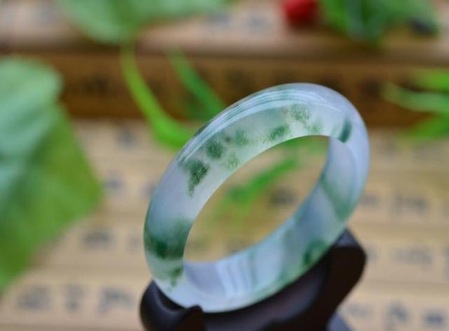 什么是糯种翡翠，糯种翡翠属于什么档次（糯种翡翠鉴别）