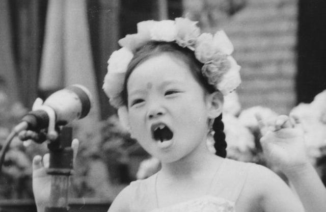 龚琳娜年轻时候唱歌，开挂的龚琳娜：5岁登台