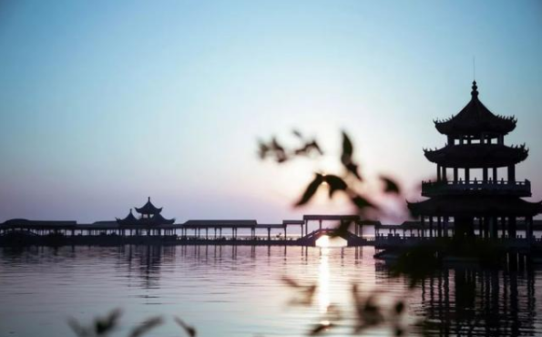 经典散文诗歌，经典散文诗歌朗诵大全小学生（六首催泪诗词：物是人非事事休）