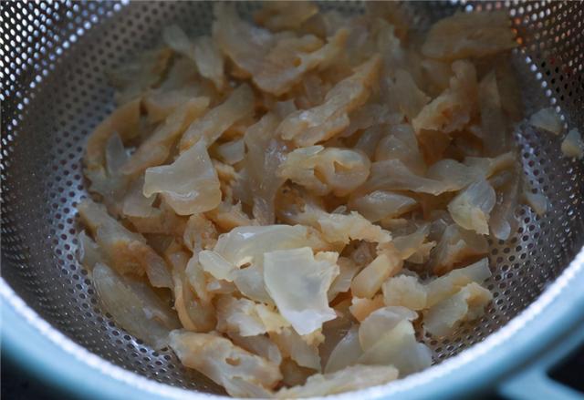 水母和海蜇头是什么关系，水母和海蜇头是什么关系图片（我们平时吃的都是海蜇皮和海蜇头）