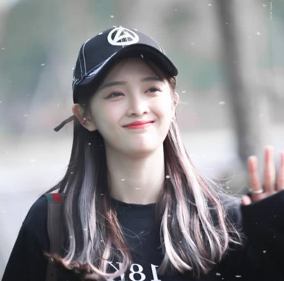 2017年,杨超越与胡婉莹,范悦,杨美琪,杨美玲,关丹,唐艳茹,刘雪丽组成