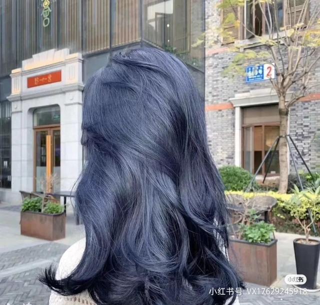 什么颜色头发好看，皮肤白染什么颜色头发好看（不染后悔的6款神仙发色）