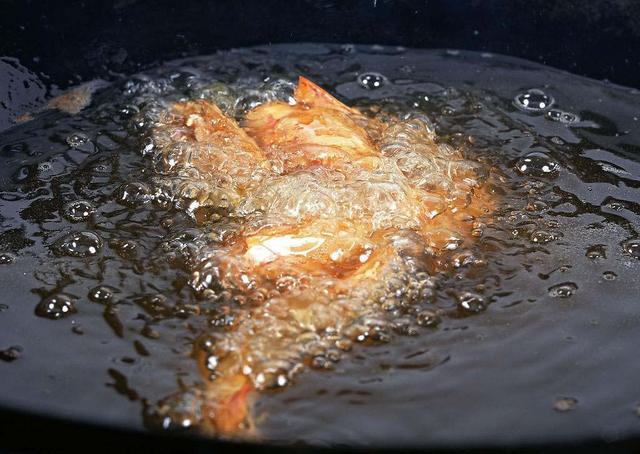 糖醋汁的家常做法简单好吃，不管煮哪种糖醋菜肴