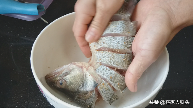 鱼怎么做好吃又简单，鱼怎么烧好吃又简单的家常做法（这一个做法一吃就爱上）