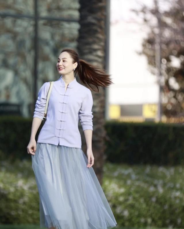 纱裙配什么上衣好看，纱裙的上衣搭配（让你绽放不一样的美丽）