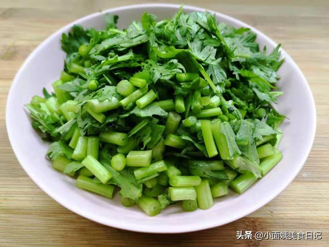 肉末炒茼蒿的家常做法，肉片炒茼蒿的做法（碰到这菜我从不错过）