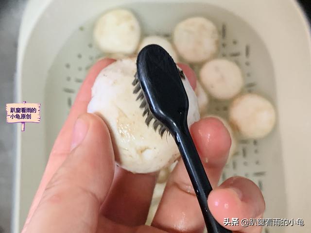 口蘑怎么做好吃，白色口蘑怎么做好吃（一口一个停不下来）