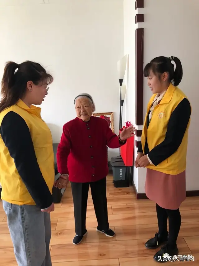 71岁儿子给97岁妈妈包饺子，西宁：98岁的妈和71岁的儿