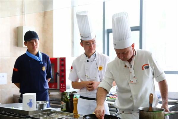为什么厨师的帽子都是高高的，厨师为什么戴高帽子