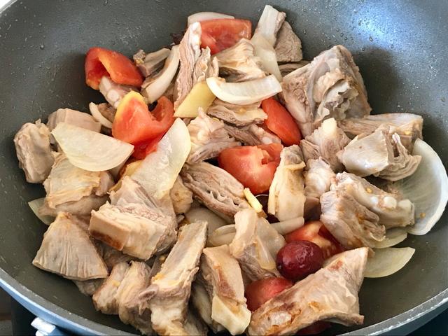 羊骨头炖多长时间，羊骨汤煮多长时间好（学会了年夜饭露一手）