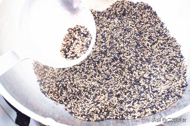 黑芝麻怎么炒熟，黑芝麻怎样算炒熟了（把黑芝麻和白芝麻下锅炒一炒）