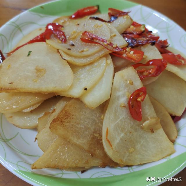 焦炒地瓜条怎么做，炒地瓜块的做法（厨房日记：爆炒地瓜）