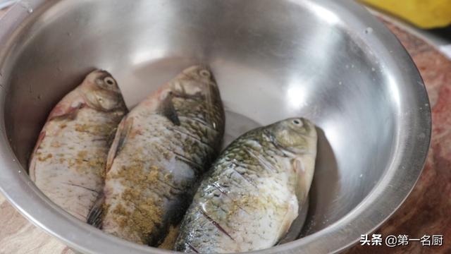 煎鲫鱼的家常做法，鲫鱼常见的4种家常做法（煎鱼要记住这两点）
