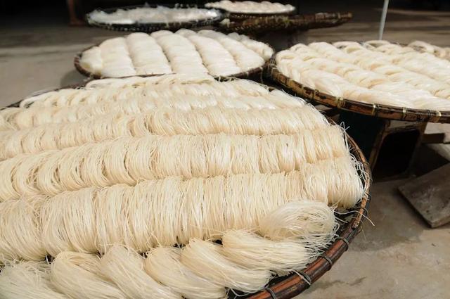 米线是什么做的，米线原材料到底是什么（竟源于北方人的乡愁）