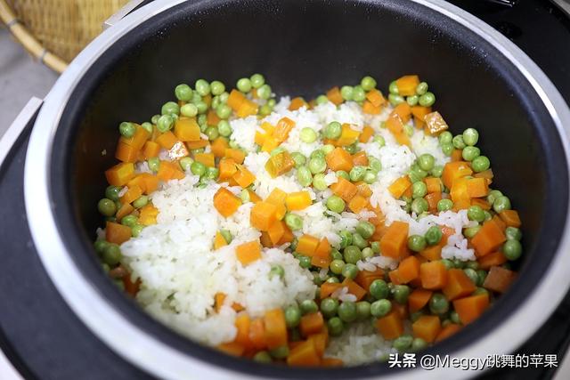 豌豆焖饭制作方法，豌豆焖饭怎么做电饭锅（加2料比白米饭营养翻倍）