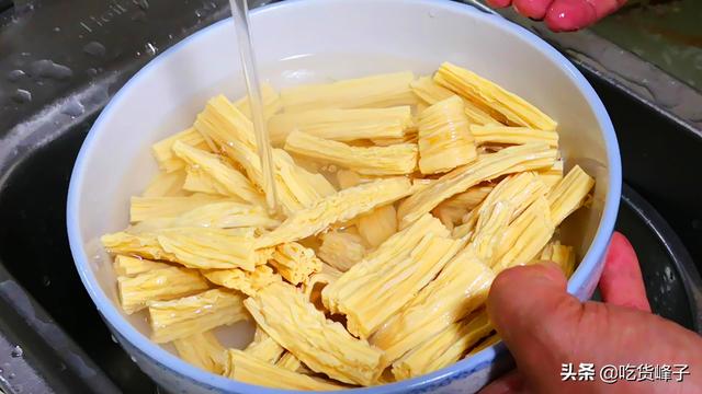 正确泡发干腐竹的方法，最忌直接丢在水里就泡