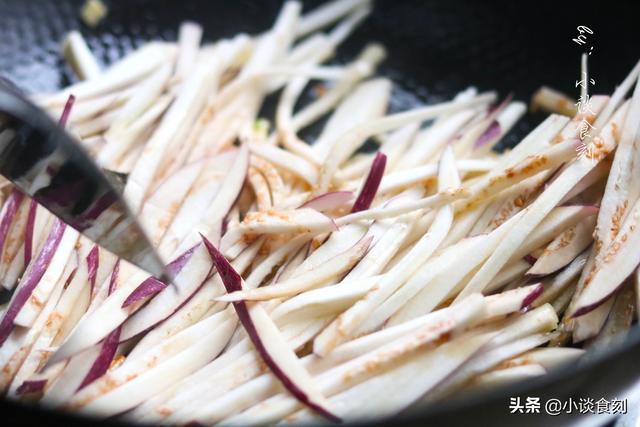 鸡脚筋在什么部位，鸡筋是哪个部位（鸡爪中最好吃的部位）