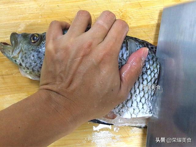 花斑鱼怎么做好吃，花斑鱼切片怎么做（加盐和料酒就错啦）