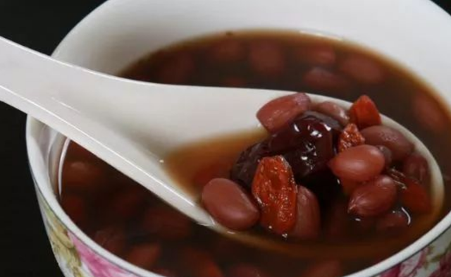 五红汤有什么功效，长期喝五红汤的功效（五红汤的做法和功效）