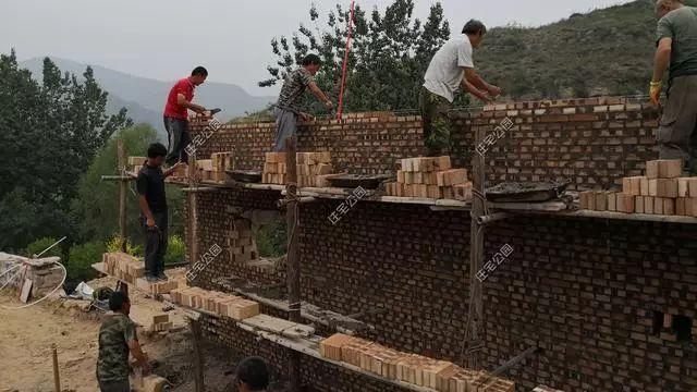 一平方多少块红砖，一平米多少块红砖（山西农村盖房为啥这么难）