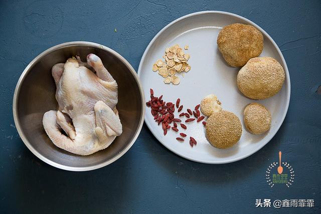 鸡汤怎么炖最补血 试试这道猴头菇炖鸡汤，鸡汤怎么炖最补血（推荐一道养生膳食）