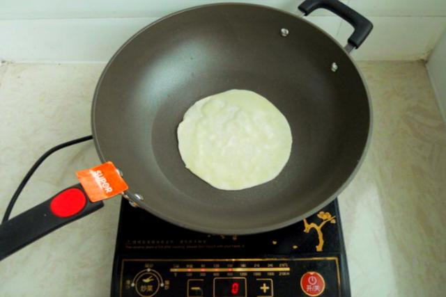 薄到透光烤鸭卷饼的做法，十一小长假必吃的烤鸭卷饼