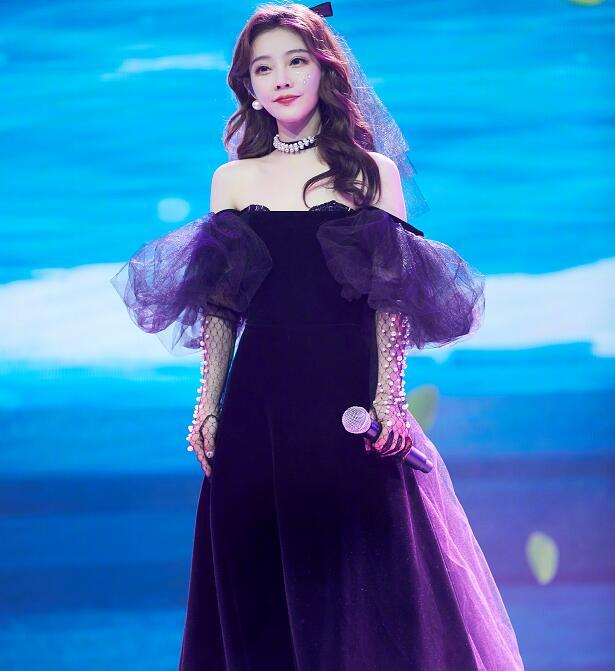 冯提莫在哪里直播，冯提莫去哪个平台了（她终于圆了自己的明星梦）