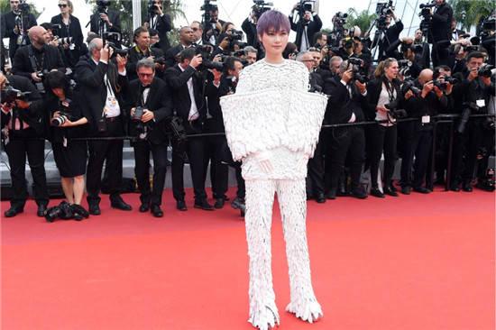 李宇春全球最佳艺人，李宇春什么学历（被评为“最佳着装”）